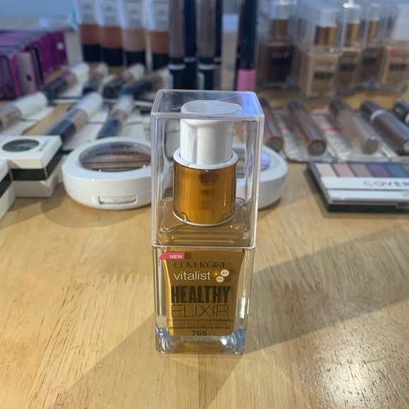 COVERGIRL Other - Covergirl 765 Healthy Elixir Pump Foundation